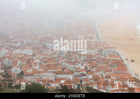 Blick vom Aussichtspunkt Miradouro do Suberco in Sitio auf den Strand von Nazaré Stockfoto