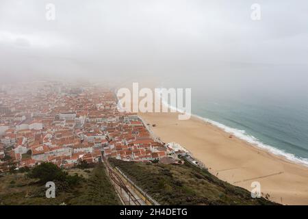 Blick vom Aussichtspunkt Miradouro do Suberco in Sitio auf den Strand von Nazaré Stockfoto