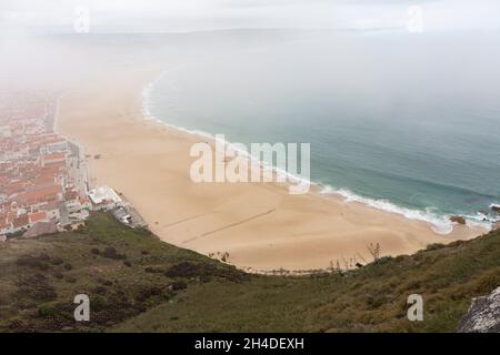 Blick vom Aussichtspunkt Miradouro do Suberco in Sitio auf den Strand von Nazaré Stockfoto