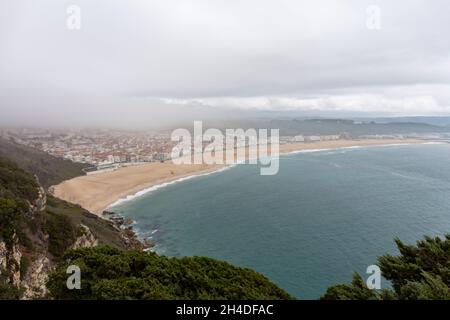 Blick vom Aussichtspunkt Miradouro do Suberco in Sitio auf den Strand von Nazaré Stockfoto