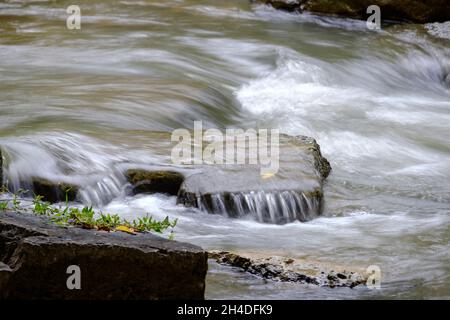 Wasser fließt zwischen den Steinen eines Gebäudes in Ruinen Stockfoto
