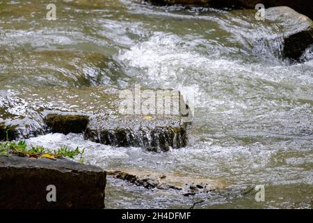 Wasser fließt zwischen den Steinen eines Gebäudes in Ruinen Stockfoto