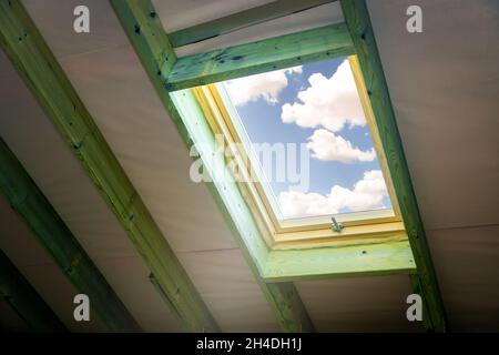 Dachfenster im Dachgeschoss Stockfoto