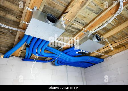 Wärmerückgewinnung Lüftungsanlage Installation im neuen Haus. Luftfiltration Stockfoto