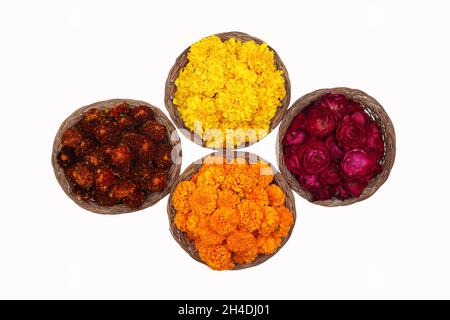 Draufsicht Auf Bunte Blumen Ringelblume Genda, Rose Gulab Im Bambuskorb Genannt Phool Ki Puja Tokri Oder Dalia Für Festliche Dekoration In Shubh Deep Stockfoto