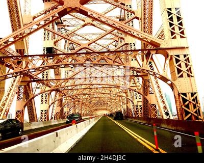 NYC, die Queensboro Bridge, offiziell Ed Koch Queensboro Bridge genannt, ist eine Freischwinger-Brücke über den East River in New York City. Stockfoto