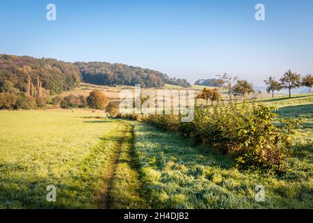 Die Landschaft der Provinz Limburg mit Tälern und Hügeln in der Nähe des Dorfes Mechelen, Niederlande Stockfoto