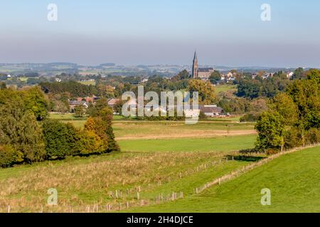 Die Landschaft der Provinz Limburg mit Tälern und Hügeln in der Nähe des Dorfes Mechelen, Niederlande Stockfoto