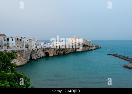 Vieste Altstadt Skyline auf einer Klippe über dem Mittelmeer, mit Kirchen und traditionellen Häusern, Gargano Nationalpark, Apulien, Italien Stockfoto