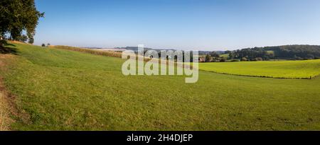 Die Landschaft der Provinz Limburg mit Tälern und Hügeln in der Nähe des Dorfes Mechelen, Niederlande Stockfoto