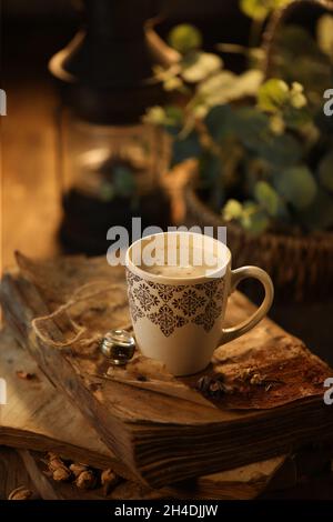 Eine Tasse Nescafe am Morgen mit einigen Schokoladenstäbchen Stockfoto