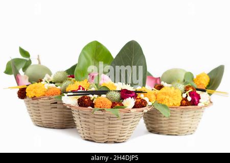 Bambuskorb mit mehreren Blumen wie Marigold Genda, Gulab, Jasmine Beli, Lotus Kamal, Wood Apple Bel oder Bael, Banyan Leaves VAT Bargad Patte, Thorna Stockfoto