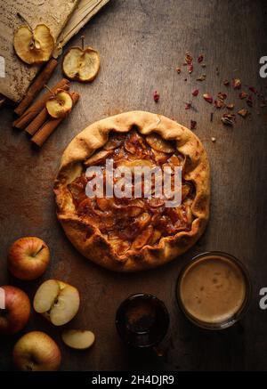 Köstlicher Apfelkuchen mit einer weiteren schönen Präsentation Stockfoto