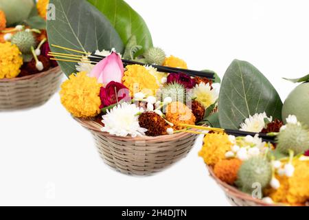 Bambuskorb mit mehreren Blumen wie Marigold Genda, Gulab, Jasmine Beli, Lotus Kamal, Wood Apple Bel oder Bael, Banyan Leaves VAT Bargad Patte, Thorna Stockfoto