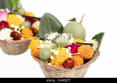 Bambuskorb mit mehreren Blumen wie Marigold Genda, Gulab, Jasmine Beli, Lotus Kamal, Wood Apple Bel oder Bael, Banyan Leaves VAT Bargad Patte, Thorna Stockfoto