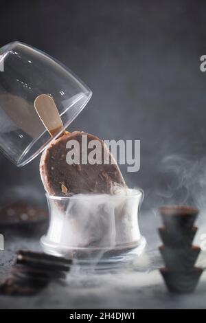 Eis mit Schokolade und gerösteten Haselnüssen Stockfoto