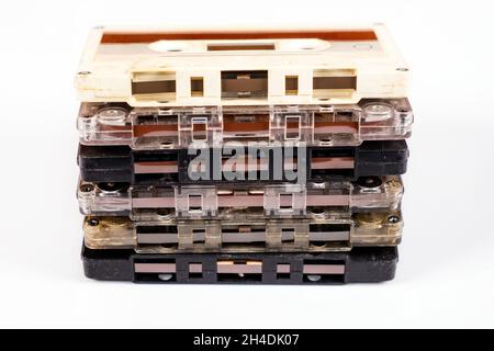 Stapel der alten Audiokassetten auf dem weißen Hintergrund Nahaufnahme Stockfoto