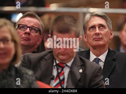 Michael Gove, Abgeordneter der Linken, und Philip Hammond, Staatssekretär für auswärtige Angelegenheiten und Commonwealth-Angelegenheiten, während der Konferenz der Konservativen Partei 2014 im ICC Birmingham'. Stockfoto