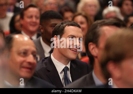 George Osborne und Premierminister David Cameron verließen die Stadt während der Rede des Londoner Bürgermeisters Boris Johnson auf der Konferenz der Konservativen Partei 2014 im ICC Birmingham. Stockfoto