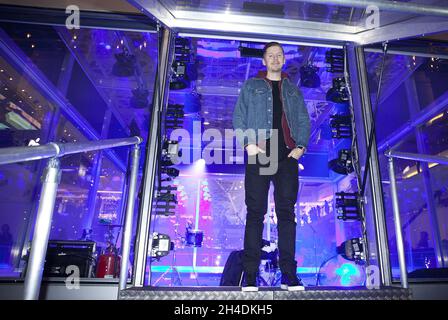 Der britische Rapper und Singer-Songwriter Professor Green titelt die Startparty von MUSIC CUBE im Westfield London. MUSIC CUBE ist eine brandneue Musikinitiative, die die Art und Weise revolutioniert, wie Verbraucher Live-Musik erleben. Stockfoto