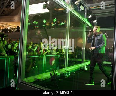 Der britische Rapper und Singer-Songwriter Professor Green titelt die Startparty von MUSIC CUBE im Westfield London. MUSIC CUBE ist eine brandneue Musikinitiative, die die Art und Weise revolutioniert, wie Verbraucher Live-Musik erleben. Stockfoto