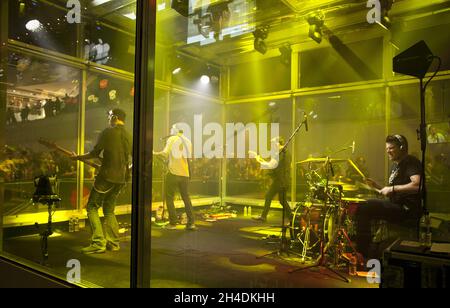 Canvas Wall tritt vor dem britischen Rapper Professor Green auf der Launch Party von MUSIC CUBE im Westfield London auf. MUSIC CUBE ist eine brandneue Musikinitiative, die die Art und Weise revolutioniert, wie Verbraucher Live-Musik erleben. Stockfoto