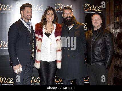 TV-Moderatorin Julia Bradbury mit den Boyzone-Mitgliedern Keith Duffy, Left, Mikey Graham, Right und Shane Lynch nehmen an der Eröffnungsnacht Teil, an der Ronan Keating mit der Besetzung von Once the Musical mitwirkte Stockfoto