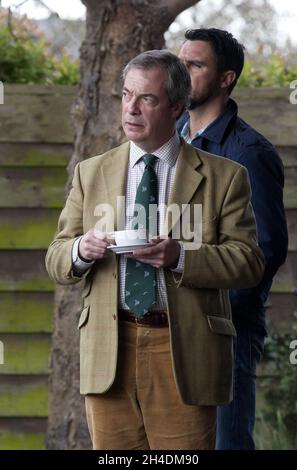 UKIP-Anführer Nigel Farage genießt eine Tasse Kaffee im Greyhound-Pub Racing in Ramsgate, South Thanet, während er sich an einem Aktionstag während des Wahlkampfs für die Parlamentswahlen anschließt. Stockfoto