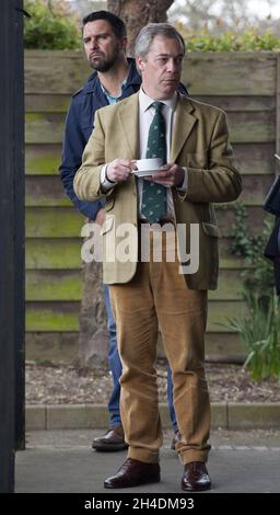 UKIP-Anführer Nigel Farage genießt eine Tasse Kaffee im Greyhound-Pub Racing in Ramsgate, South Thanet, während er sich an einem Aktionstag während des Wahlkampfs für die Parlamentswahlen anschließt. Stockfoto