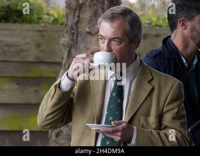 UKIP-Anführer Nigel Farage genießt eine Tasse Kaffee im Greyhound-Pub Racing in Ramsgate, South Thanet, während er sich an einem Aktionstag während des Wahlkampfs für die Parlamentswahlen anschließt. Stockfoto