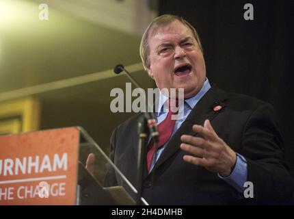 John Prescott Speaks stellt Andy Burnham, den Kandidaten der Labour-Führung, bei einer Veranstaltung in der St. Pancras Parish Church im Zentrum von London vor, bei der er mit Labour-Anhängern eine Frage- und Antworte-Sitzung einführte. Stockfoto