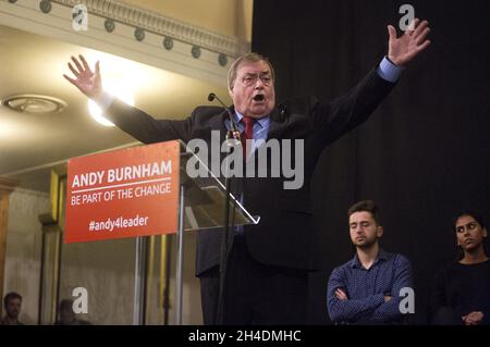 John Prescott Speaks stellt Andy Burnham, den Kandidaten der Labour-Führung, bei einer Veranstaltung in der St. Pancras Parish Church im Zentrum von London vor, bei der er mit Labour-Anhängern eine Frage- und Antworte-Sitzung einführte. Stockfoto