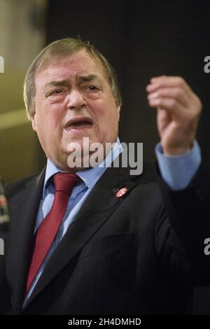 John Prescott Speaks stellt Andy Burnham, den Kandidaten der Labour-Führung, bei einer Veranstaltung in der St. Pancras Parish Church im Zentrum von London vor, bei der er mit Labour-Anhängern eine Frage- und Antworte-Sitzung einführte. Stockfoto