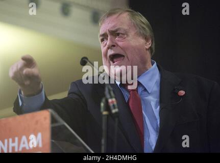 John Prescott Speaks stellt Andy Burnham, den Kandidaten der Labour-Führung, bei einer Veranstaltung in der St. Pancras Parish Church im Zentrum von London vor, bei der er mit Labour-Anhängern eine Frage- und Antworte-Sitzung einführte. Stockfoto