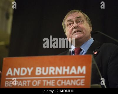 John Prescott Speaks stellt Andy Burnham, den Kandidaten der Labour-Führung, bei einer Veranstaltung in der St. Pancras Parish Church im Zentrum von London vor, bei der er mit Labour-Anhängern eine Frage- und Antworte-Sitzung einführte. Stockfoto