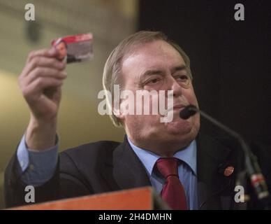 John Prescott Speaks stellt Andy Burnham, den Kandidaten der Labour-Führung, bei einer Veranstaltung in der St. Pancras Parish Church im Zentrum von London vor, bei der er mit Labour-Anhängern eine Frage- und Antworte-Sitzung einführte. Stockfoto