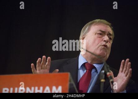 John Prescott Speaks stellt Andy Burnham, den Kandidaten der Labour-Führung, bei einer Veranstaltung in der St. Pancras Parish Church im Zentrum von London vor, bei der er mit Labour-Anhängern eine Frage- und Antworte-Sitzung einführte. Stockfoto