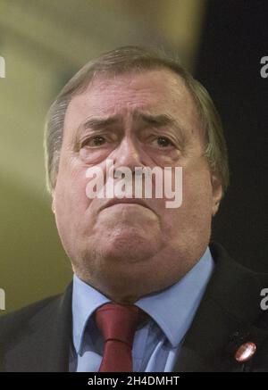 John Prescott Speaks stellt Andy Burnham, den Kandidaten der Labour-Führung, bei einer Veranstaltung in der St. Pancras Parish Church im Zentrum von London vor, bei der er mit Labour-Anhängern eine Frage- und Antworte-Sitzung einführte. Stockfoto