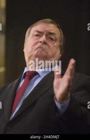 John Prescott Speaks stellt Andy Burnham, den Kandidaten der Labour-Führung, bei einer Veranstaltung in der St. Pancras Parish Church im Zentrum von London vor, bei der er mit Labour-Anhängern eine Frage- und Antworte-Sitzung einführte. Stockfoto