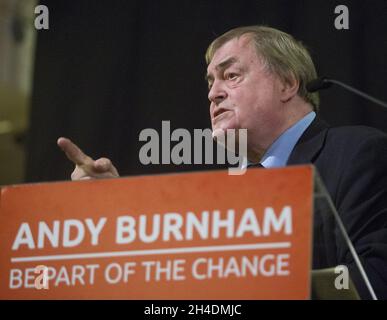 John Prescott Speaks stellt Andy Burnham, den Kandidaten der Labour-Führung, bei einer Veranstaltung in der St. Pancras Parish Church im Zentrum von London vor, bei der er mit Labour-Anhängern eine Frage- und Antworte-Sitzung einführte. Stockfoto