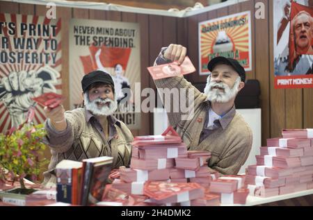 Ein Stand im Ausstellungszentrum auf der Konferenz der Konservativen Partei 2015 in Manchester Central bietet kostenlose Banknoten mit Jeremy Corbyns Gesicht auf. Stockfoto