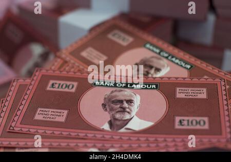 Ein Stand im Ausstellungszentrum auf der Konferenz der Konservativen Partei 2015 in Manchester Central bietet kostenlose Banknoten mit Jeremy Corbyns Gesicht auf. Stockfoto