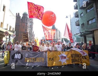 Die Front der nationalen Demonstration unter der Führung von TUC Frances O'Grady marschiert durch Manchester zur Konferenz der Konservativen Partei in Manchester Central, um gegen die Sparmaßnahmen der Regierung zu kämpfen. Stockfoto