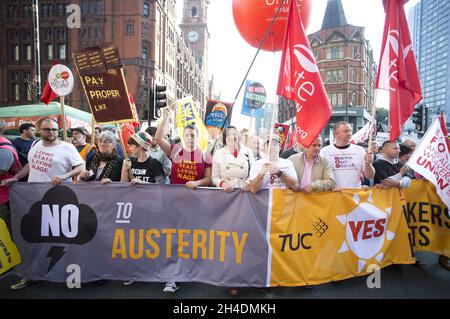 Die Front der nationalen Demonstration unter der Führung von TUC Frances O'Grady marschiert durch Manchester zur Konferenz der Konservativen Partei in Manchester Central, um gegen die Sparmaßnahmen der Regierung zu kämpfen. Stockfoto