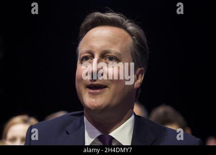 Premierminister David Cameron hört dem Bürgermeister von London, Boris Johnson, seine Rede vor den Delegierten am dritten Tag der Jahreskonferenz der Konservativen Partei im Manchester Central Convention Center zu. Stockfoto