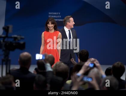 David Cameron und Frau Samantha begrüßen die Menge am Ende der Rede des Premierministers im Manchester Central Convention Center am letzten Tag der Jahreskonferenz der Konservativen Partei. Stockfoto