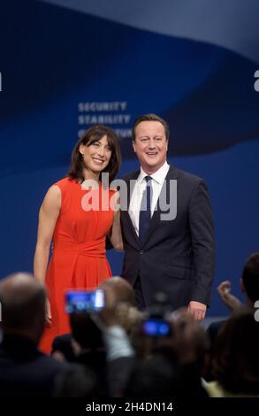 David Cameron und Frau Samantha begrüßen die Menge am Ende der Rede des Premierministers im Manchester Central Convention Center am letzten Tag der Jahreskonferenz der Konservativen Partei. Stockfoto