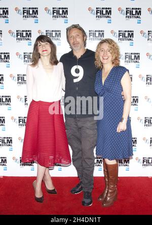 Die dänische Schauspielerin Mads Mikkelsen mit den BFI-Programmierern Sarah Litton (links) und Tricia Tuttle bei der Fotozelle Men and Chicken im Rahmen des 59. BFI London Film Festival bei Cine Lumiere in London. Stockfoto