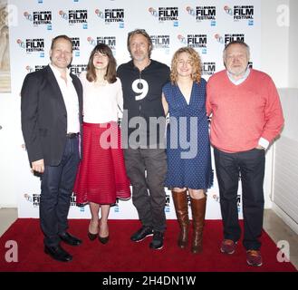 Der dänische Schauspieler Mads Mikkelsen (Mitte) mit den Filmproduzenten Kim Magnusson und TIVI Magnusson sowie den BFI-Programmierern Sarah Litton und Tricia Tuttle bei der Fotozelle Men and Chicken im Rahmen des 59. BFI London Film Festival in Cine Lumiere in London. Stockfoto