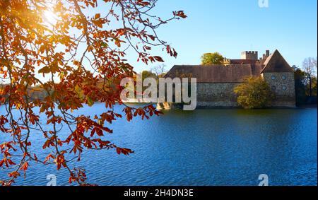 Halberstadt, 28. Oktober 2021: Herbststimmung am See auf der mittelalterlichen Wasserburg Flechtingen Stockfoto